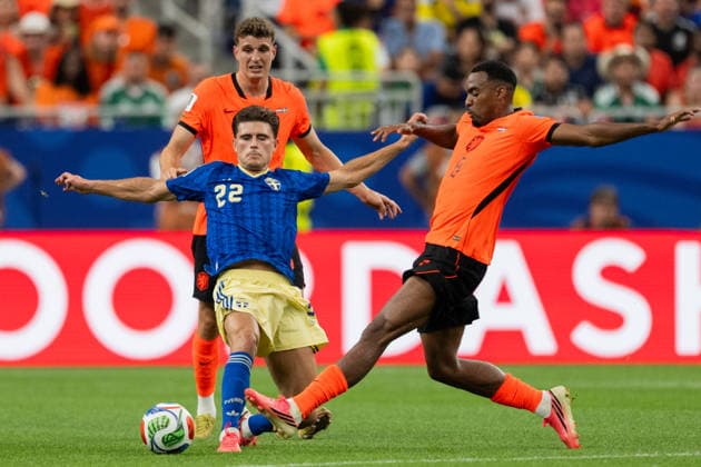 260620 Besfort Zeneli of Sweden and Ryan Gravenberch of Netherlands during the FIFA World Cup, WM, Weltmeisterschaft, Fussball 2026 football match between Netherlands and Sweden on June 20, 2026 in Houston. Photo: Petter Arvidson BILDBYRAN kod PA PA1246 bbeng fotboll football soccer fotball vm fotbolls-vm fotball-vm fotbolls-vm 2026 fifa world cup 2026 sverige sweden sverige a Netherlands nederländerna *** June 20, 2026  Copyright: PETTERxARVIDSON BB260620PA300