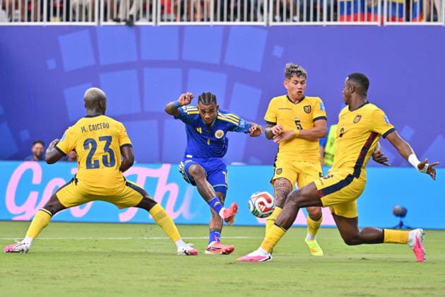 FIFA World Cup, WM, Weltmeisterschaft, Fussball 2026 - Group E - Ecuador vs Curacao Juninho Bacuna of Curacao (2-L) in action against Moises Caicedo (L), Jordy Alcivar (2-R), and Willian Pacho of Ecuador (R) the FIFA World Cup 2026 group stage match Ecuador against Curacao, in Kansas City, USA, 20 June 2026. KANSAS CITY United States  Copyright: xAMYxKONTRASx