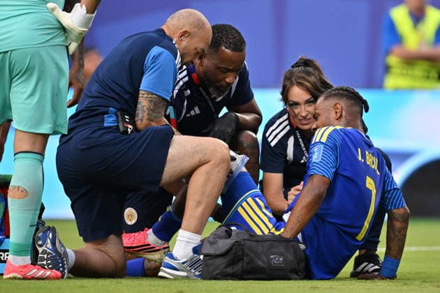 FIFA World Cup, WM, Weltmeisterschaft, Fussball 2026 - Group E - Ecuador vs Curacao Juninho Bacuna of Curacao (R) receives medical attention the FIFA World Cup 2026 group stage match Ecuador against Curacao, in Kansas City, USA, 20 June 2026. KANSAS CITY United States  Copyright: xAMYxKONTRASx