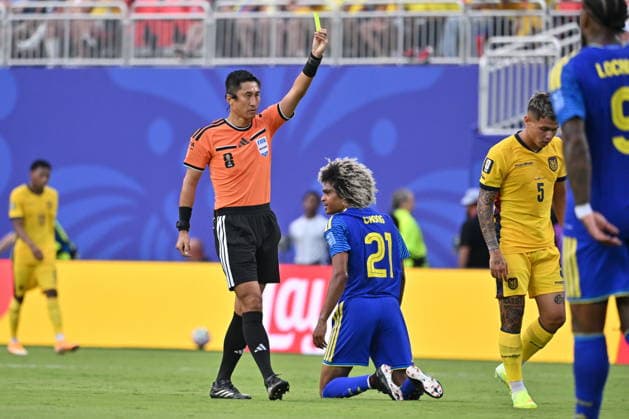 FIFA World Cup, WM, Weltmeisterschaft, Fussball 2026 - Group E - Ecuador vs Curacao Referee Ma Ning (L) shows a yellow card to Jordy Alcivar of Ecuador (R) during the FIFA World Cup 2026 group stage match Ecuador against Curacao, in Kansas City, USA, 20 June 2026. KANSAS CITY United States  Copyright: xAMYxKONTRASx