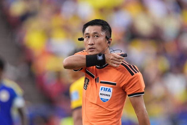 Ecuador v Curacao - FIFA World Cup, WM, Weltmeisterschaft, Fussball 2026 - Group E KANSAS CITY, UNITED STATES - JUNE 20: Referee Ning Ma officiates the 2026 FIFA World Cup First Stage Group E match between Ecuador and Curacao at Arrowhead Stadium (Kansas City Stadium) in Kansas City, Missouri, United States on June 20, 2026. Hakan Akgun Anadolu Missouri United States. Editorial use only. Please get in touch for any other usage.  Copyright: x2026xAnadoluxHakanxAkgunx