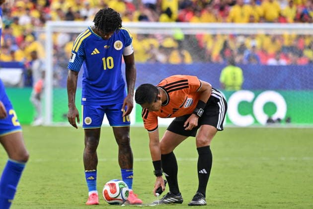 FIFA World Cup, WM, Weltmeisterschaft, Fussball 2026 - Group E - Ecuador vs Curacao Referee Ma Ning (R) marks the free kick spot next to Leandro Bacuna of Curacao during the FIFA World Cup 2026 group stage match Ecuador against Curacao, in Kansas City, USA, 20 June 2026. KANSAS CITY United States  Copyright: xAMYxKONTRASx