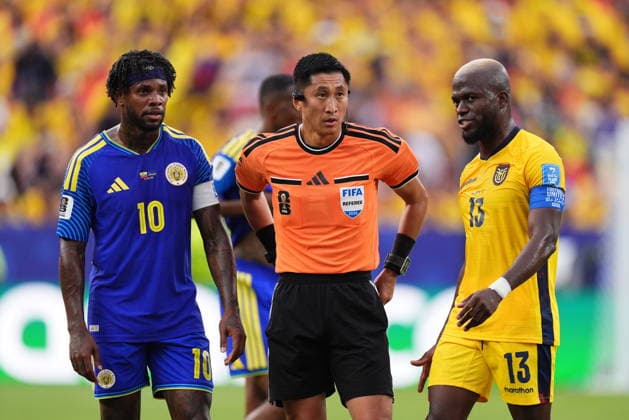 Ecuador v Curacao - FIFA World Cup, WM, Weltmeisterschaft, Fussball 2026 - Group E KANSAS CITY, UNITED STATES - JUNE 20: Leandro Bacuna of Curacao and Enner Valencia of Ecuador are seen near referee Ning Ma during the 2026 FIFA World Cup First Stage Group E match between Ecuador and Curacao at Arrowhead Stadium (Kansas City Stadium) in Kansas City, Missouri, United States on June 20, 2026. Hakan Akgun Anadolu Missouri United States. Editorial use only. Please get in touch for any other usage.  Copyright: x2026xAnadoluxHakanxAkgunx