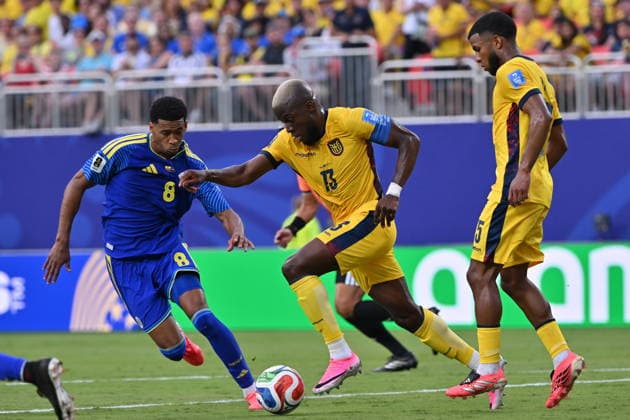 FIFA World Cup, WM, Weltmeisterschaft, Fussball 2026 - Group E - Ecuador vs Curacao Livano Comenencia of Curacao (L) in action against Enner Valencia of Ecuador (C) during the FIFA World Cup 2026 group stage match Ecuador against Curacao, in Kansas City, USA, 20 June 2026. KANSAS CITY United States  Copyright: xAMYxKONTRASx