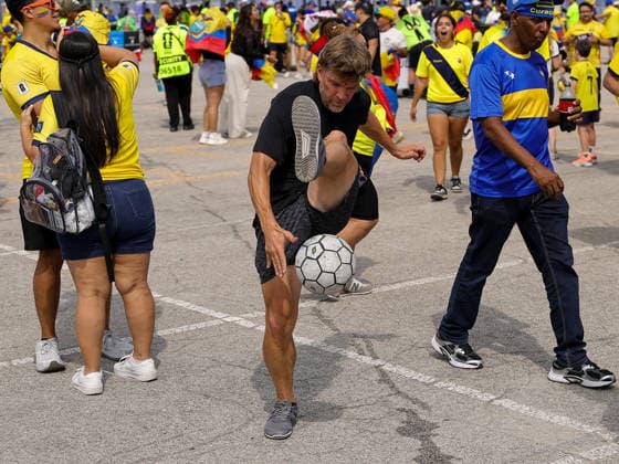 June 20, 2026: A fan demonstrates his soccer ball handling skills in the fan zone prior to a World Cup match between Ecuador and Curacao at Kansas City Stadium in Kansas City, MO. CSM Kansas City United States of America - ZUMAc04_ 20260620_zma_c04_016 Copyright: xStephenxFurstx