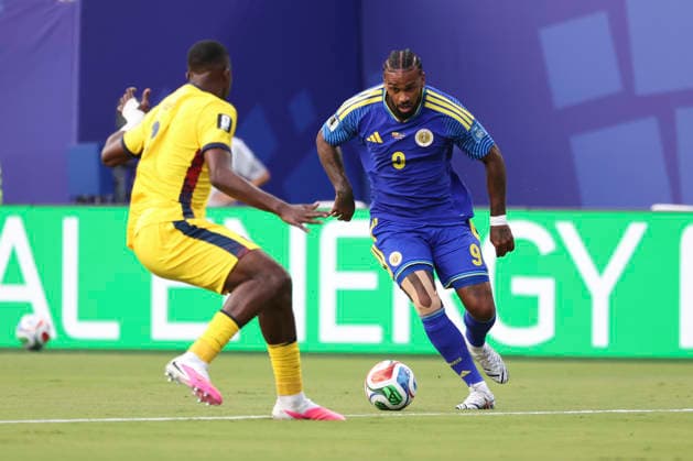 KANSAS CITY, MO - JUNE 20: Jurgen Locadia 9 of Curacao tries to get around an Ecuador defender in the first half of the FIFA World Cup, WM, Weltmeisterschaft, Fussball 2026 Group E match between Ecuador and Curacao on June 20, 2026 at Kansas City Stadium in Kansas City, MO. (Photo by Scott Winters Icon Sportswire) SOCCER: JUN 20 FIFA World Cup 26 Group E - Ecuador vs Curacao EDITORIAL USE ONLY Icon2606200287