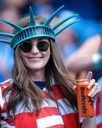 USA Australia FIFA World Cup, WM, Weltmeisterschaft, Fussball 2026 A female fan wearing a Statue of Liberty crown holds a beverage in the stands during the 2026 FIFA World Cup Group D match between the United States and Australia at Seattle Stadium in Seattle, Washington, on June 19, 2026. The USA defeated Australia 2-0 and secured a place in the knockout stages. Seattle Washington United States Copyright: xMohamedxTageldinx