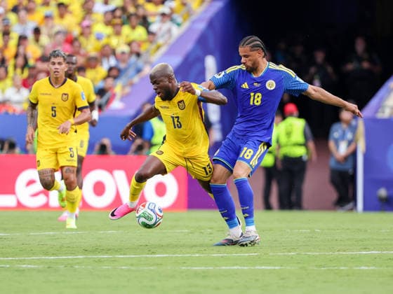June 20, 2026: Ecuador forward Enner Valencia (13) battles CuraoÂßao defender Armando Obispo (18) for control of the ball during the first half of the World Cup match between Ecuador and Curacao at Kansas City Stadium in Kansas City, MO. CSM Kansas City United States of America - ZUMAc04_ 20260620_zma_c04_030 Copyright: xStephenxFurstx
