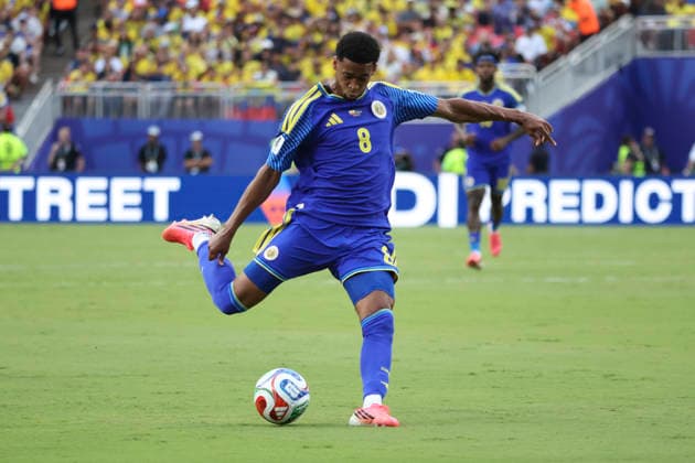 KANSAS CITY, MO - JUNE 20: Livano Comenencia 8 of Curacao winds up to take a shot in the first half of the FIFA World Cup, WM, Weltmeisterschaft, Fussball 2026 Group E match between Ecuador and Curacao on June 20, 2026 at Kansas City Stadium in Kansas City, MO. (Photo by Scott Winters Icon Sportswire) SOCCER: JUN 20 FIFA World Cup 26 Group E - Ecuador vs Curacao EDITORIAL USE ONLY Icon2606200331