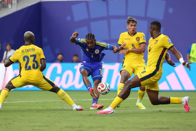KANSAS CITY, MO - JUNE 20: Juninho Bacuna 7 of Curacao tries to get a shot off between 3 defenders in the first half of the FIFA World Cup, WM, Weltmeisterschaft, Fussball 2026 Group E match between Ecuador and Curacao on June 20, 2026 at Kansas City Stadium in Kansas City, MO. (Photo by Scott Winters Icon Sportswire) SOCCER: JUN 20 FIFA World Cup 26 Group E - Ecuador vs Curacao EDITORIAL USE ONLY Icon2606200412