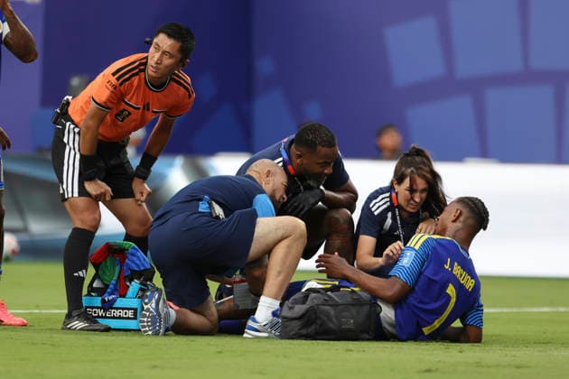 KANSAS CITY, MO - JUNE 20: Juninho Bacuna 7 of Curacao is attended to by trainers after going down with an injury in the first half of the FIFA World Cup, WM, Weltmeisterschaft, Fussball 2026 Group E match between Ecuador and Curacao on June 20, 2026 at Kansas City Stadium in Kansas City, MO. (Photo by Scott Winters Icon Sportswire) SOCCER: JUN 20 FIFA World Cup 26 Group E - Ecuador vs Curacao EDITORIAL USE ONLY Icon2606200419