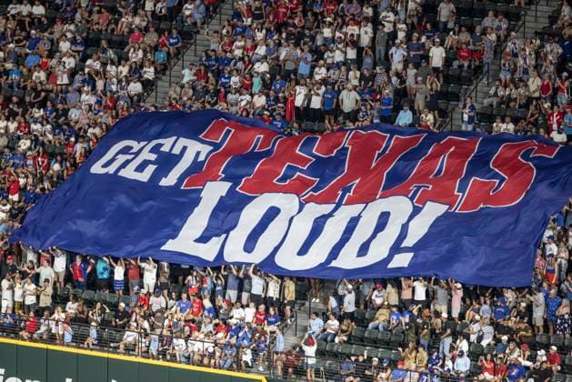 June 20, 2026, Arlington, Texas, USA: Ranger fans roll out a banner during a MLB, Baseball Herren, USA game between the San Diego Padres and Texas Rangers at Globe Life Field. San Diego wins in extra innings 6-4. Arlington USA - ZUMAf180 20260620_zsp_f180_001 Copyright: xMarkxFannx