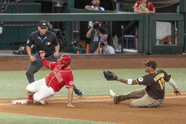 June 20, 2026, Arlington, Texas, USA: Texas Rangers center fielder WYATT LANGFORD (36) gets tagged out by San Diego Padres third baseman MANNY MACHADO (13) during a MLB, Baseball Herren, USA game between the San Diego Padres and Texas Rangers at Globe Life Field. San Diego wins in extra innings 6-4. Arlington USA - ZUMAf180 20260620_zsp_f180_013 Copyright: xMarkxFannx
