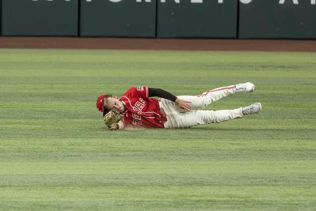 June 20, 2026, Arlington, Texas, USA: Texas Rangers left fielder JARRED KELENIC (25) makes a diving catch for an out during a MLB, Baseball Herren, USA game between the San Diego Padres and Texas Rangers at Globe Life Field. San Diego wins in extra innings 6-4. Arlington USA - ZUMAf180 20260620_zsp_f180_025 Copyright: xMarkxFannx