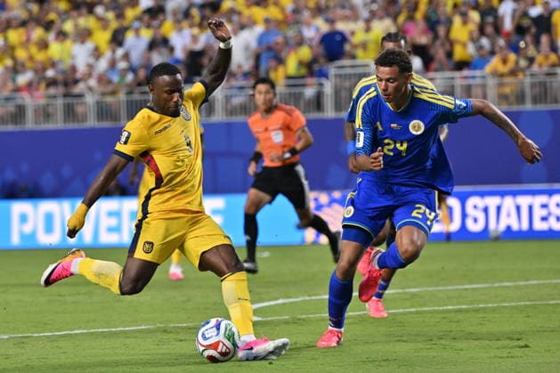 FIFA World Cup, WM, Weltmeisterschaft, Fussball 2026 - Group E - Ecuador vs Curacao John Yeboah of Ecuador (L) in action against Deveron Fonville of Curacao (R) during the FIFA World Cup 2026 group stage match Ecuador against Curacao, in Kansas City, USA, 20 June 2026. KANSAS CITY United States  Copyright: xAMYxKONTRASx