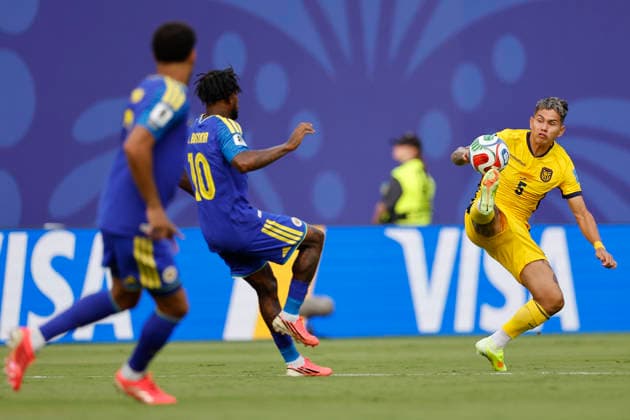 Jordy Alcívar (R) of Ecuador controls the ball during a Group E match at the 2026 FIFA World Cup, WM, Weltmeisterschaft, Fussball between Ecuador and Curacao at Arrowhead stadium in Kansas City, United States, 20 June 2026. FIFA World Cup 2026 - Group E - Ecuador vs. Curacao !ACHTUNG: NUR REDAKTIONELLE NUTZUNG!  Copyright: xJuanxIgnacioxRoncoronix GR7036 20260621-55020661276_1
