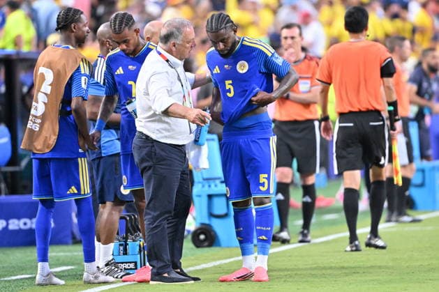 FIFA World Cup, WM, Weltmeisterschaft, Fussball 2026 - Group E - Ecuador vs Curacao Curacao s head coach Dick Advocaat speaks with his player Sherel Floranus during the FIFA World Cup 2026 group stage match Ecuador against Curacao, in Kansas City, USA, 20 June 2026. KANSAS CITY United States  Copyright: xAMYxKONTRASx