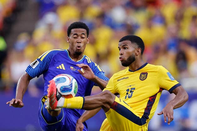Pedro Vite (R) of Ecuador vies for the ball with Livano Comenencia of Curacao during a Group E match at the 2026 FIFA World Cup, WM, Weltmeisterschaft, Fussball between Ecuador and Curacao at Arrowhead stadium in Kansas City, United States, 20 June 2026. FIFA World Cup 2026 - Group E - Ecuador vs. Curacao !ACHTUNG: NUR REDAKTIONELLE NUTZUNG!  Copyright: xJuanxIgnacioxRoncoronix GR7088 20260621-55020661296_1