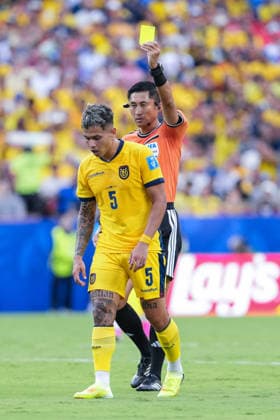 The Referee Ning Ma (R) shows yellow card to Jordy Alcivar of Ecuador (L) during a FIFA Men’s World Cup 2026 Group Stage football match between Ecuador and Curacao at Kansas City Stadium, in Kansas City on June 20th 2026 (Photo by Alexandra Fechete SPP)  Copyright: xAlexandraxFechete SPPx Sportspressphoto_SPR172286