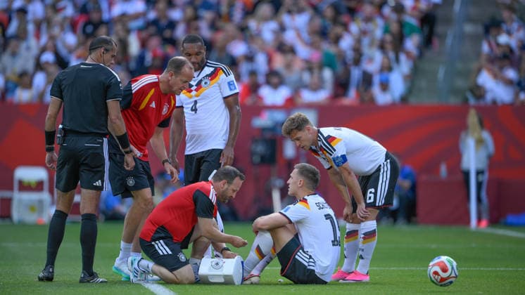 June 20, 2026, Toronto, Ontario, Canada: Nico Schlotterbeck ( 15) of Germany is attended to by the trainers as the referee looks on during the 2026 FIFA World Cup, WM, Weltmeisterschaft, Fussball game between Germany and CÃ te d Ivoire at Toronto Stadium. Sports News - June 20, 2026  - ZUMAv136 20260620_zsp_v136_049 Copyright: xJeffxVoganx