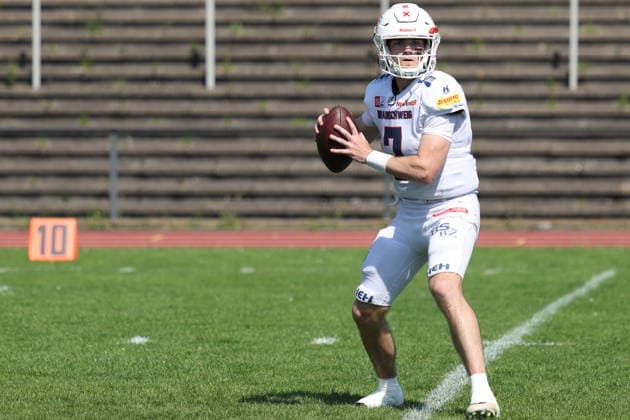 Ryon Thomas (Braunschweig Lions, 07) passes the ball, Düsseldorf Panther vs Braunschweig Lions, American Football, GFL, German Football League, Season 2026, Week 7, 20.06.2026, Photo: Foot Bowl Klaus Sack Düsseldorf Stadion VfL Benrath Deutschland Copyright: xFootxBowl KlausxSackx