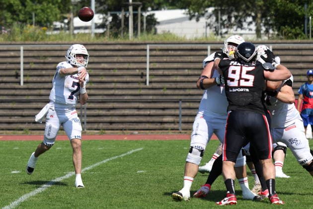 Ryon Thomas (Braunschweig Lions, 07) passes the ball, Düsseldorf Panther vs Braunschweig Lions, American Football, GFL, German Football League, Season 2026, Week 7, 20.06.2026, Photo: Foot Bowl Klaus Sack Düsseldorf Stadion VfL Benrath Deutschland Copyright: xFootxBowl KlausxSackx