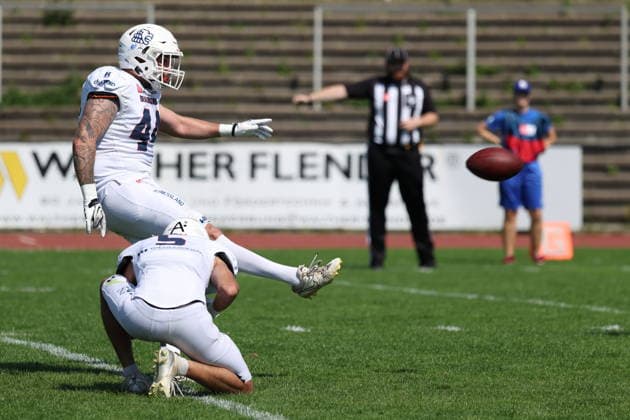 Lasse Harms (Braunschweig Lions, 44) kicks a Point after Touchdown, Düsseldorf Panther vs Braunschweig Lions, American Football, GFL, German Football League, Season 2026, Week 7, 20.06.2026, Photo: Foot Bowl Klaus Sack Düsseldorf Stadion VfL Benrath Deutschland Copyright: xFootxBowl KlausxSackx