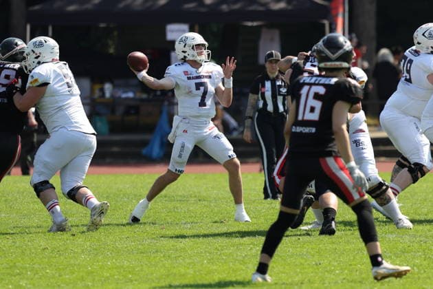Ryon Thomas (Braunschweig Lions, 07) passes the ball, Düsseldorf Panther vs Braunschweig Lions, American Football, GFL, German Football League, Season 2026, Week 7, 20.06.2026, Photo: Foot Bowl Klaus Sack Düsseldorf Stadion VfL Benrath Deutschland Copyright: xFootxBowl KlausxSackx
