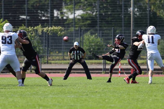David Immel (Düsseldorf Panther, 40) punts the ball, Düsseldorf Panther vs Braunschweig Lions, American Football, GFL, German Football League, Season 2026, Week 7, 20.06.2026, Photo: Foot Bowl Klaus Sack Düsseldorf Stadion VfL Benrath Deutschland Copyright: xFootxBowl KlausxSackx