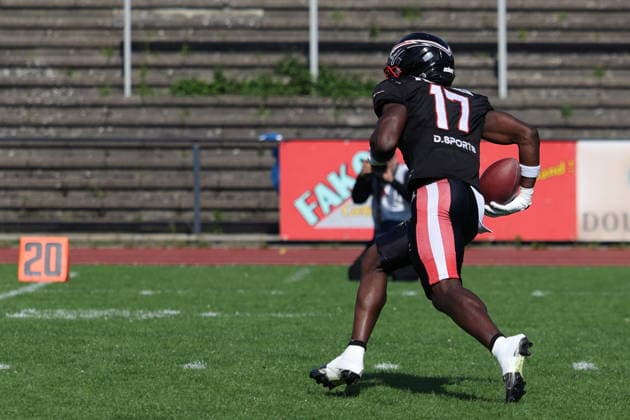 Daniel Pedro (Düsseldorf Panther, 17) runs with the ball, Düsseldorf Panther vs Braunschweig Lions, American Football, GFL, German Football League, Season 2026, Week 7, 20.06.2026, Photo: Foot Bowl Klaus Sack Düsseldorf Stadion VfL Benrath Deutschland Copyright: xFootxBowl KlausxSackx