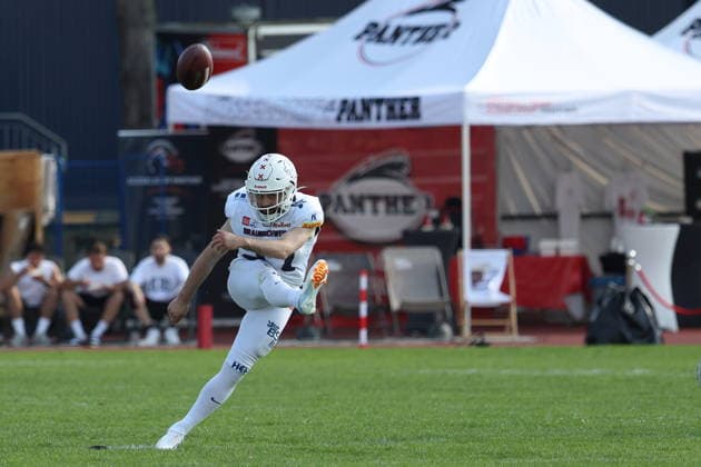 Richy Skoczylas (Braunschweig Lions, 27) kicks the ball, Düsseldorf Panther vs Braunschweig Lions, American Football, GFL, German Football League, Season 2026, Week 7, 20.06.2026, Photo: Foot Bowl Klaus Sack Düsseldorf Stadion VfL Benrath Deutschland Copyright: xFootxBowl KlausxSackx