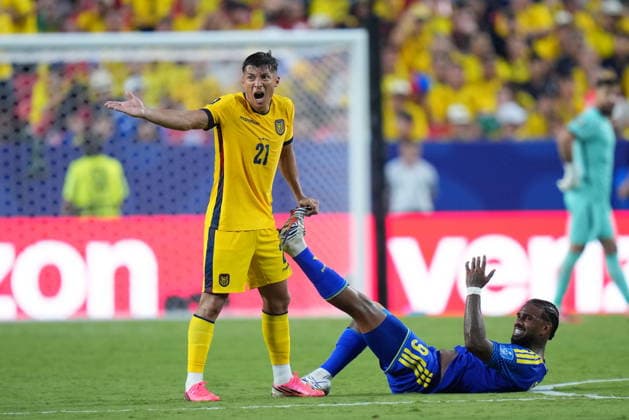 Ecuador v Curacao - FIFA World Cup, WM, Weltmeisterschaft, Fussball 2026 - Group E KANSAS CITY, UNITED STATES - JUNE 20: Alan Franco (L) of Ecuador helps out Locadia of Curacao after injury during the 2026 FIFA World Cup First Stage Group E match between Ecuador and Curacao at Arrowhead Stadium (Kansas City Stadium) in Kansas City, Missouri, United States on June 20, 2026. Hakan Akgun Anadolu Missouri United States. Editorial use only. Please get in touch for any other usage.  Copyright: x2026xAnadoluxHakanxAkgunx