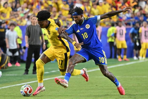 FIFA World Cup, WM, Weltmeisterschaft, Fussball 2026 - Group E - Ecuador vs Curacao Angelo Preciado of Ecuador (L) in action against Leandro Bacuna of Curacao (R) during the FIFA World Cup 2026 group stage match Ecuador against Curacao, in Kansas City, USA, 20 June 2026. KANSAS CITY United States  Copyright: xAMYxKONTRASx