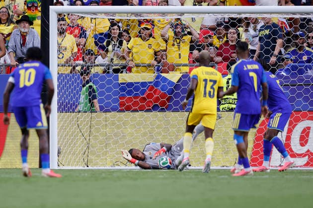 Eloy Room (C) of Curaçao blocks a shot during a Group E match at the 2026 FIFA World Cup, WM, Weltmeisterschaft, Fussball between Ecuador and Curacao at Arrowhead stadium in Kansas City, United States, 20 June 2026. FIFA World Cup 2026 - Group E - Ecuador vs. Curacao !ACHTUNG: NUR REDAKTIONELLE NUTZUNG!  Copyright: xJuanxIgnacioxRoncoronix GR7082 20260621-55020661389_1