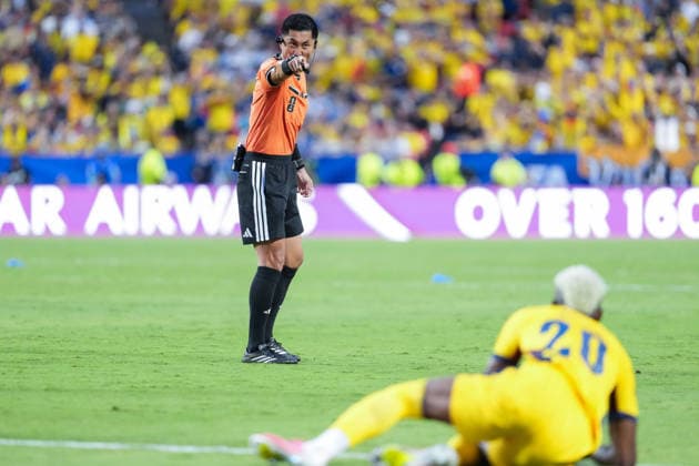 The Referee Ning Ma gestures during a FIFA Men’s World Cup 2026 Group Stage football match between Ecuador and Curacao at Kansas City Stadium, in Kansas City on June 20th 2026 (Photo by Alexandra Fechete SPP)  Copyright: xAlexandraxFechete SPPx Sportspressphoto_SPR172309