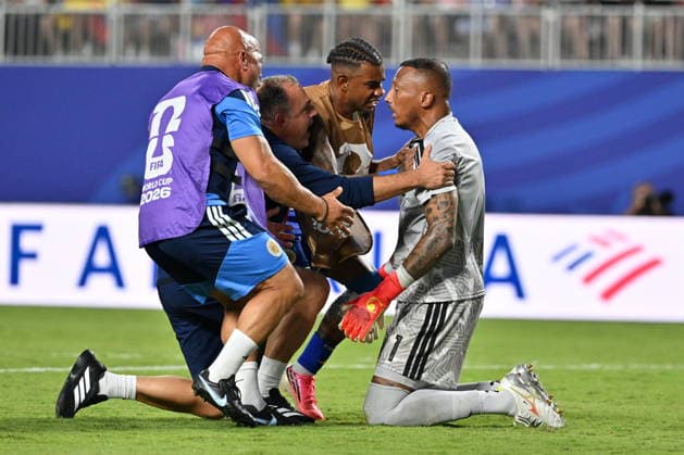 FIFA World Cup, WM, Weltmeisterschaft, Fussball 2026 - Group E - Ecuador vs Curacao Goalkeeper Eloy Room of Curacao is embraced by some teammates and staff after the FIFA World Cup 2026 group stage match Ecuador against Curacao, in Kansas City, USA, 20 June 2026. KANSAS CITY United States  Copyright: xAMYxKONTRASx
