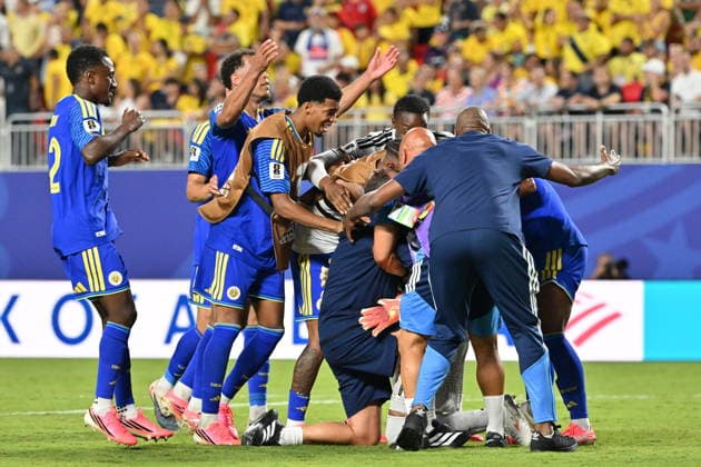 FIFA World Cup, WM, Weltmeisterschaft, Fussball 2026 - Group E - Ecuador vs Curacao Goalkeeper Eloy Room of Curacao (C, partially seen) is embraced by some teammates and staff after the FIFA World Cup 2026 group stage match Ecuador against Curacao, in Kansas City, USA, 20 June 2026. KANSAS CITY United States  Copyright: xAMYxKONTRASx