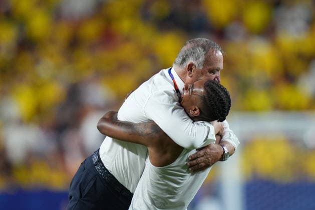 Ecuador v Curacao - FIFA World Cup, WM, Weltmeisterschaft, Fussball 2026 - Group E KANSAS CITY, UNITED STATES - JUNE 20: Head coach Dick Advocaat of Curacao and his player celebrate after the 2026 FIFA World Cup First Stage Group E match between Ecuador and Curacao at Arrowhead Stadium (Kansas City Stadium) in Kansas City, Missouri, United States on June 20, 2026. Hakan Akgun Anadolu Missouri United States. Editorial use only. Please get in touch for any other usage.  Copyright: x2026xAnadoluxHakanxAkgunx