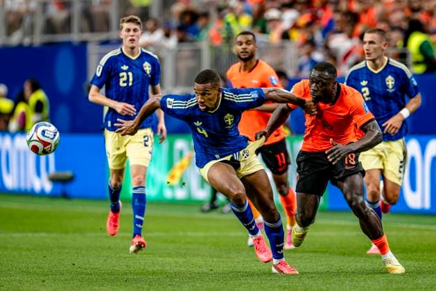 HOUSTON - (lr) Isak Hien of Sweden and Brian Brobbey of the Netherlands during the 2026 World Cup at NRG Stadium on June 20, 2026, in Houston, United States. (Photo by Stefan Koops EYE4IMAGES DeFodi Images) - *** HOUSTON — Isak Hien of Sweden and Brian Brobbey of the Netherlands during the 2026 World Cup at NRG Stadium on June 20, 2026, in Houston, United States. Photo by Stefan Koops, EYE4IMAGES, DeFodi Images,detected_source_language