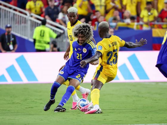 June 20, 2026: CuraoÂßao midfielder Tahith Chong (21) and Ecuador midfielder Moises Caicedo (23) fight for control of the ball during the second half of the World Cup match between Ecuador and Curacao at Kansas City Stadium in Kansas City, MO. CSM WORLD CUP 2026: Ecuador Vs Curacao JUN 20  - ZUMAc04_ 20260620_zma_c04_039 Copyright: xStephenxFurstx