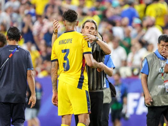 June 20, 2026: Ecuador defender Piero Hincapie (3) is consoled by head coach SebastioÂ¡n Beccacece after a World Cup match between Ecuador and Curacao at Kansas City Stadium in Kansas City, MO. CSM Kansas City United States of America - ZUMAc04_ 20260620_zma_c04_036 Copyright: xStephenxFurstx