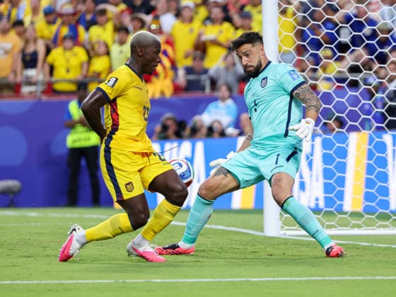 June 20, 2026: Ecuador midfielder Moises Caicedo (23) and Ecuador goalkeeper Hernan Galindez (1) nearly collide to save a goal during the second half of the World Cup match between Ecuador and Curacao at Kansas City Stadium in Kansas City, MO. CSM Kansas City United States of America - ZUMAc04_ 20260620_zma_c04_043 Copyright: xStephenxFurstx