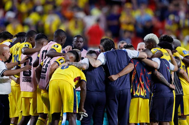 Ecuadorian players hug each other at the end of a Group E match at the 2026 FIFA World Cup, WM, Weltmeisterschaft, Fussball between Ecuador and Curacao at Arrowhead stadium in Kansas City, United States, 20 June 2026. FIFA World Cup 2026 - Group E - Ecuador vs. Curacao !ACHTUNG: NUR REDAKTIONELLE NUTZUNG!  Copyright: xJuanxIgnacioxRoncoronix GR7139 20260621-55020661461_1