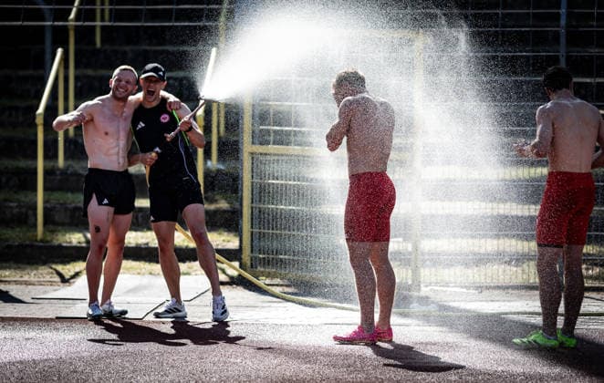 Süddeutsche Meisterschaften 2026 Aktive und Jugend U18; Koblenz, 20.06.2026 Impression: Ein Athlet sucht die Abkühlung mit dem Wasserschlauch bei hochsommerlichen Temperaturen deutlich jenseits der 30-Grad-Marke; Süddeutsche Meisterschaften Aktive und Jugend U18 am 20.06.2026 im Stadion Oberwerth in Koblenz (Rheinland-Pfalz). *** 2026 South German Championships (Adults and U18 Youth) Koblenz, June 20, 2026 Copyright: xBEAUTIFULxSPORTS R.xSchmittx