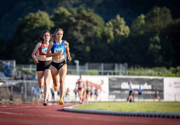 Süddeutsche Meisterschaften 2026 Aktive und Jugend U18; Koblenz, 20.06.2026 Führungsduo im 1500m-Rennen der Frauen: Laura Wilhelm (LAV Stadtwerke Tübingen) und dahinter Adeline Haisch (LG Region Karlsruhe); Süddeutsche Meisterschaften Aktive und Jugend U18 am 20.06.2026 im Stadion Oberwerth in Koblenz (Rheinland-Pfalz). *** 2026 South German Championships (Adults and U18 Youth) Koblenz, June 20, 2026 Copyright: xBEAUTIFULxSPORTS R.xSchmittx