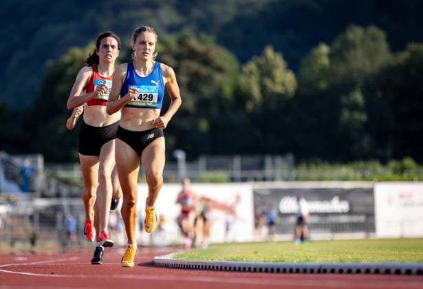 Süddeutsche Meisterschaften 2026 Aktive und Jugend U18; Koblenz, 20.06.2026 Führungsduo im 1500m-Rennen der Frauen: Laura Wilhelm (LAV Stadtwerke Tübingen) und dahinter Adeline Haisch (LG Region Karlsruhe); Süddeutsche Meisterschaften Aktive und Jugend U18 am 20.06.2026 im Stadion Oberwerth in Koblenz (Rheinland-Pfalz). *** 2026 South German Championships (Adults and U18 Youth) Koblenz, June 20, 2026 Copyright: xBEAUTIFULxSPORTS R.xSchmittx
