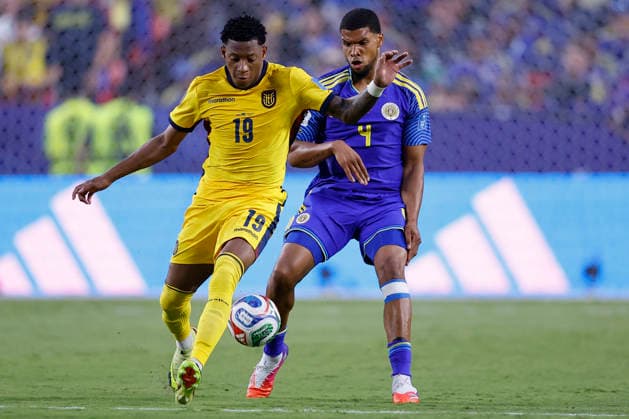 Gonzalo Plata (L) of Ecuador battles for the ball with Roshon Van Eijma (R) of Curacao during a Group E match at the 2026 FIFA World Cup, WM, Weltmeisterschaft, Fussball between Ecuador and Curacao at Arrowhead stadium in Kansas City, United States, 20 June 2026. FIFA World Cup 2026 - Group E - Ecuador vs. Curacao !ACHTUNG: NUR REDAKTIONELLE NUTZUNG!  Copyright: xJuanxIgnacioxRoncoronix GR7107 20260621-55020661467_1