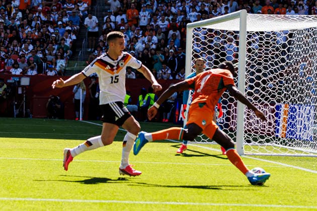 Germany v Cote D Ivoire - FIFA World Cup, WM, Weltmeisterschaft, Fussball 2026 Toronto, Canada - June 20: Nico Schlotterbeck of Germany (L) in action against Ange-Yoan Bonny of Ivory Coast (R) during the FIFA World Cup 2026 Group E match between Germany and Cote D Ivoire at Toronto Stadium on June 20, 2026 in Toronto, Canada. Photo by John Jacques Latin Images Toronto Toronto Stadium Ontario Canada Copyright: xLatinxSportxImagesx