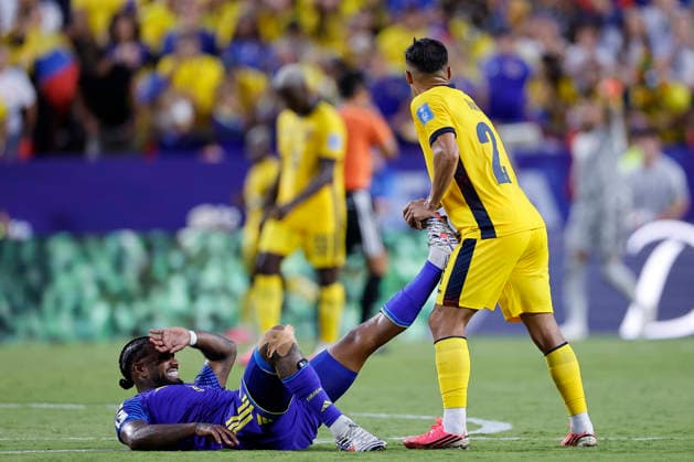 Alan Franco (R) of Ecuador assists Juergen Ocadia of Curcao (L) during a Group E match at the 2026 FIFA World Cup, WM, Weltmeisterschaft, Fussball between Ecuador and Curacao at Arrowhead stadium in Kansas City, United States, 20 June 2026. FIFA World Cup 2026 - Group E - Ecuador vs. Curacao !ACHTUNG: NUR REDAKTIONELLE NUTZUNG!  Copyright: xJuanxIgnacioxRoncoronix GR7112 20260621-55020661471_1