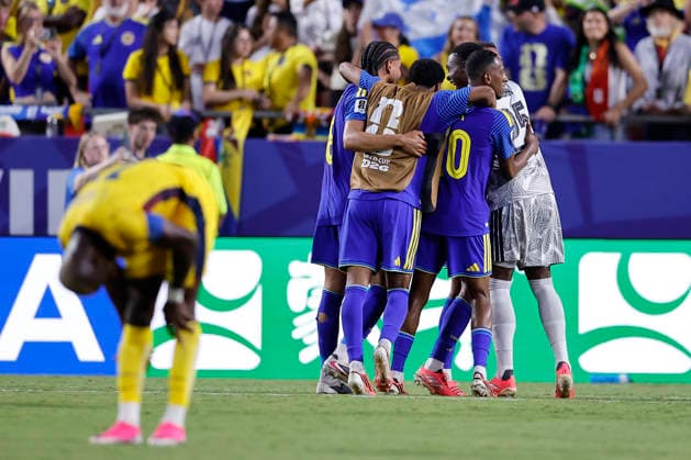 Curacao players embrace each other during a Group E match at the 2026 FIFA World Cup, WM, Weltmeisterschaft, Fussball between Ecuador and Curacao at Arrowhead stadium in Kansas City, United States, 20 June 2026. FIFA World Cup 2026 - Group E - Ecuador vs. Curacao !ACHTUNG: NUR REDAKTIONELLE NUTZUNG!  Copyright: xJuanxIgnacioxRoncoronix GR7131 20260621-55020661472_1